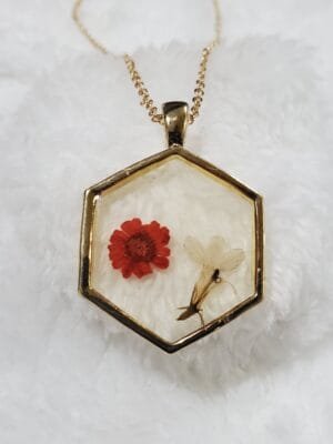 Women's Bohemian Transparent Dried Flower Resin Necklace With Elegant Design | Eye-Catchy Trendy Necklace (Red & White)