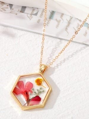 Women's Bohemian Transparent Dried Flower Resin Necklace With Elegant Design | Eye-Catchy Trendy Necklace (Red)