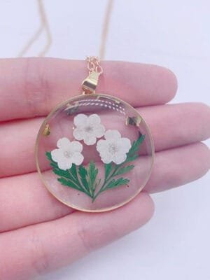 Women's Bohemian Transparent Dried Flower Resin Necklace With Elegant Design | Eye-Catchy Trendy Set for Parties, Festive Occasions (White Green)