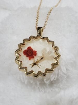 Women's Bohemian Transparent Dried Flower Resin Necklace With Elegant Design | Eye-Catchy Trendy Set for Parties, Festive Occasions (Red White)
