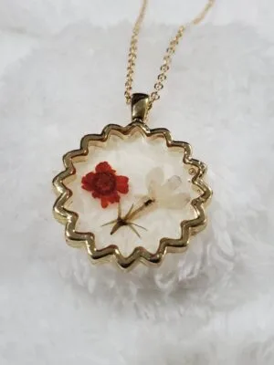 Women's Bohemian Transparent Dried Flower Resin Necklace With Elegant Design | Eye-Catchy Trendy Set for Parties, Festive Occasions (Red White)