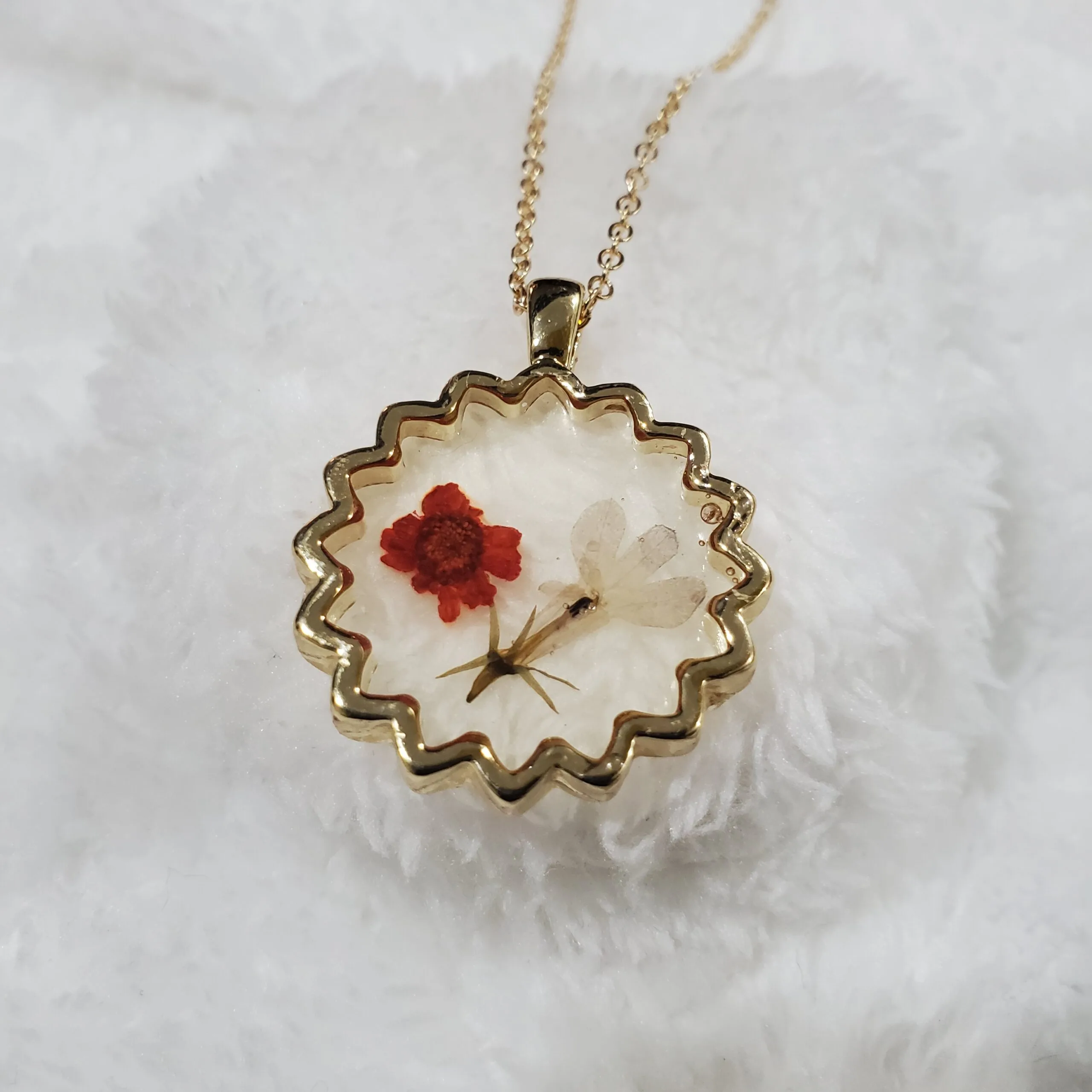 Women's Bohemian Transparent Dried Flower Resin Necklace With Elegant Design | Eye-Catchy Trendy Set for Parties, Festive Occasions (Red White)