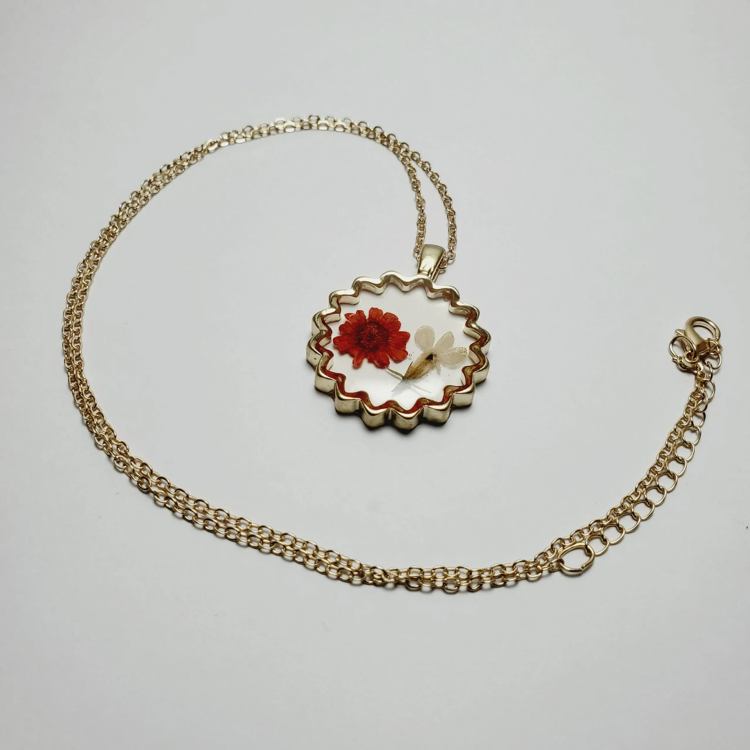 Women's Bohemian Transparent Dried Flower Resin Necklace With Elegant Design | Eye-Catchy Trendy Set for Parties, Festive Occasions (Red White) - Image 2