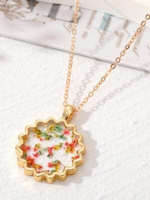 Women's Bohemian Transparent Dried Flower Resin Necklace With Elegant Design | Eye-Catchy Trendy Set for Parties, Festive Occasions (Multicolor)